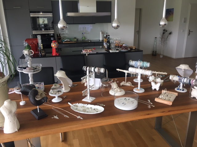 Schmuckparty Tisch mit Silberschmuck dekoriert