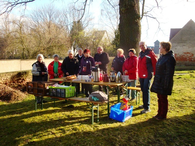 Der Start bei Osterbrot und Kaffee