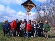 Die Pilgergruppe am Kreuz bei Großröda