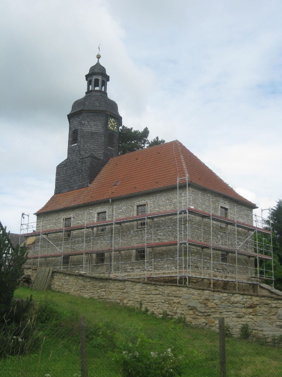 Der Putz ist abgeschlagen - Vorspritz ist drauf. Es gab nicht wenige Stimmen die meinten, dass so die Kirche am besten wirkt.