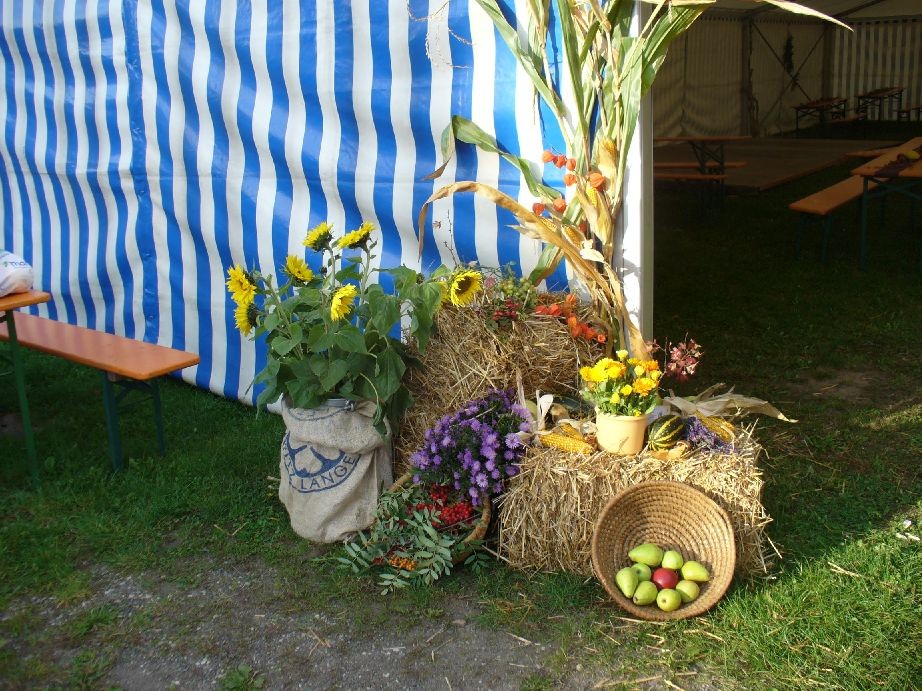 Das Festzelt im Zeichen des Erntedanks