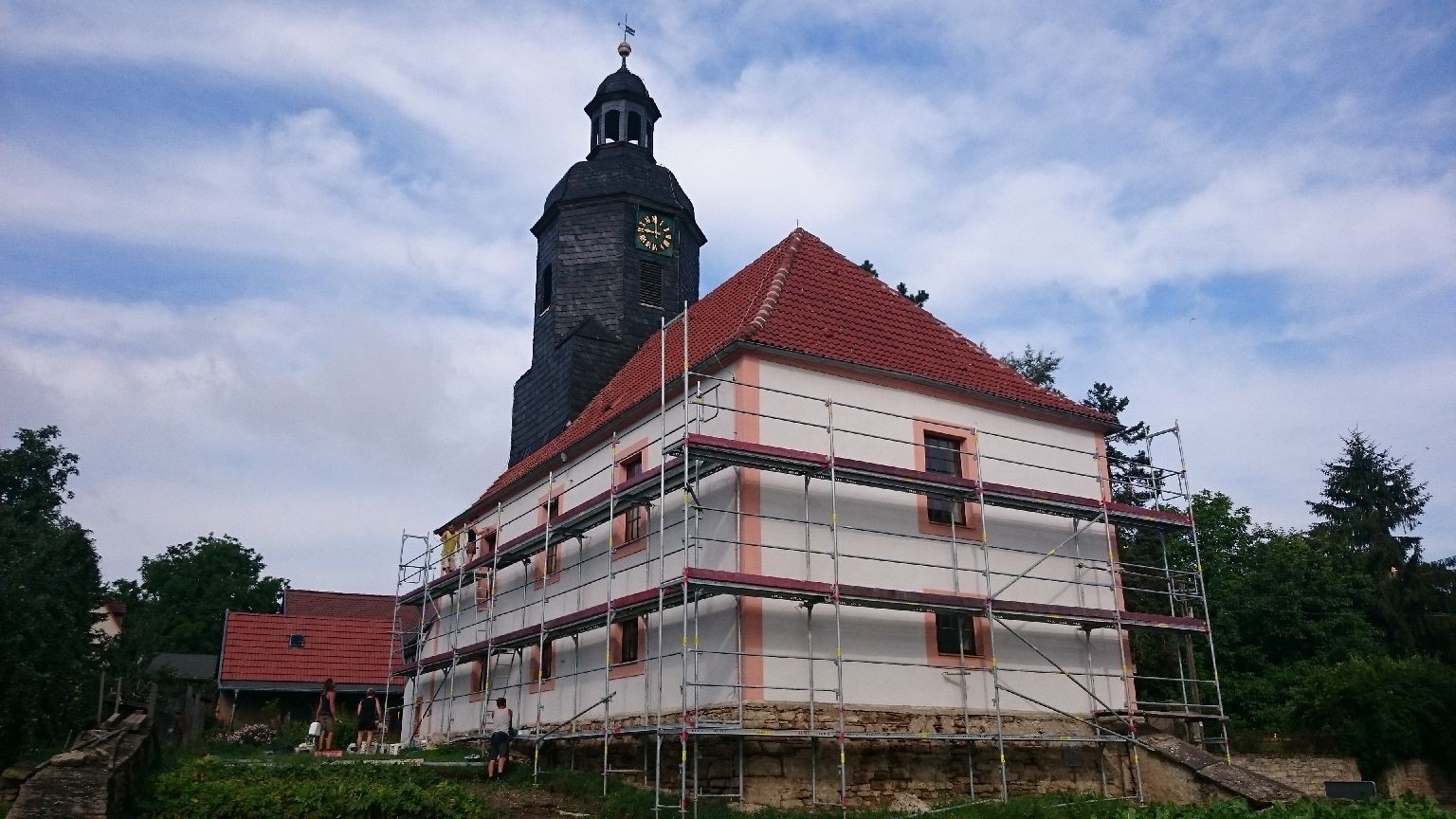 Die Kirche Dobraschütz fertig mit Gerüst