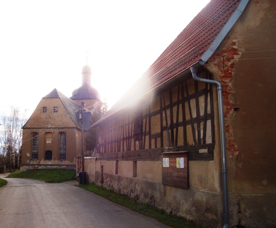 Pfarrhof und Kirche in Gödern