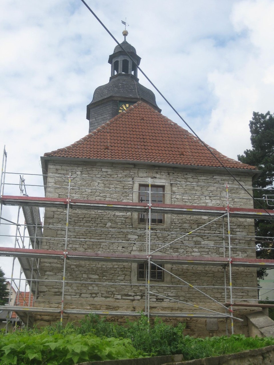 Der Putz ist abgeschlagen - Vorspritz ist drauf. Es gab nicht wenige Stimmen die meinten, dass so die Kirche am besten wirkt.