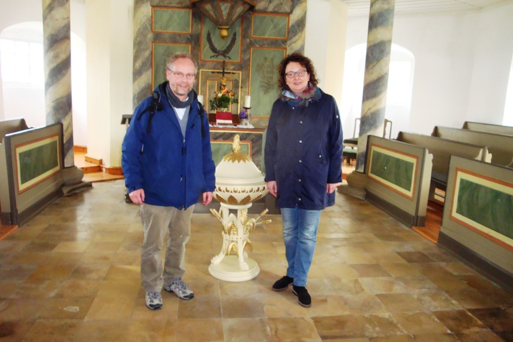 Frau Köhler und Pfarrer Eisner in Kirche Romschütz