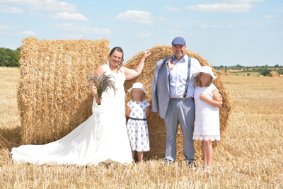 sur le theme champettre photo prises dans un champs de paille avec toutes la famille en tenue décontracter sous un beau soleil en se mois de juillet. 