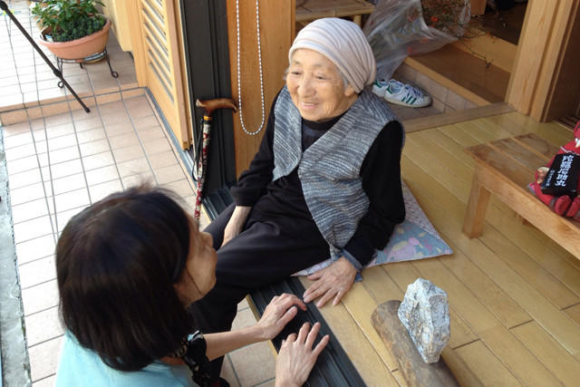 先代当主・松谷清造と店を築いた母・滿里子。まだまだ現役です