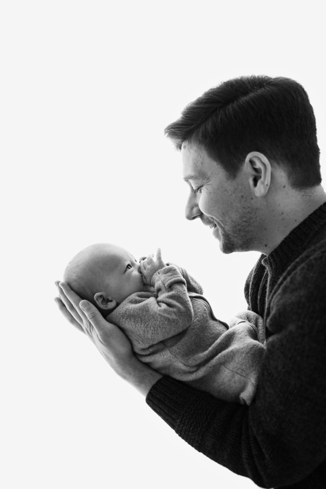 Newbornfotografie, Fotografin Aalen, Aalen, Homestory, Babyshooting Aalen, Schwäbisch Gmünd, Ostalbkreis, schwarzweiss, Papa mit Baby