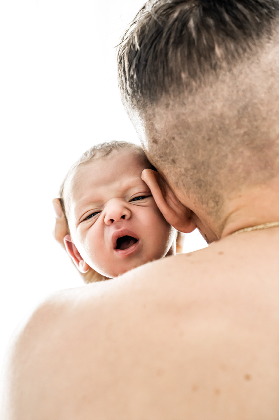 Papa und Sohn, Babyshooting, newbornfotografie, newborshooting, Familyshooting in München, Familienfotgrafin, schwarz weiß Foto