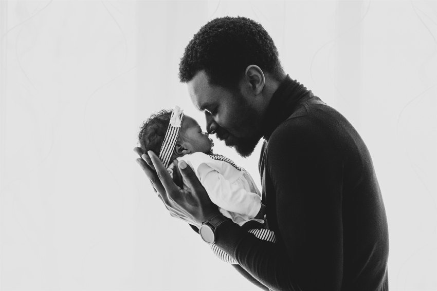 Aalen Fotografin, Aalen Fotograf, Newbornshooting zuhause, Babyshooting schwarz weiß