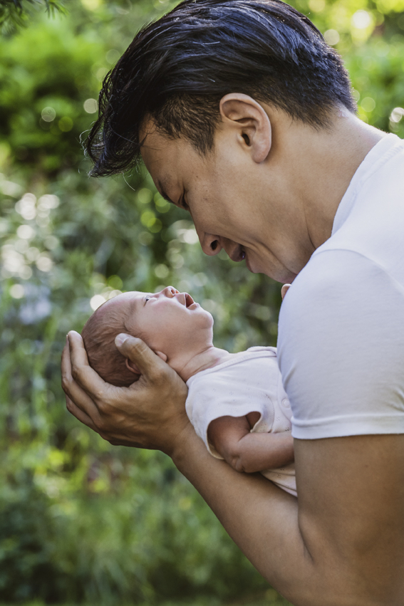 Babyshooting, newbornfotografie, newborshooting, Familyshooting in München, Familienfotgrafin, schwarz weiß Foto, Fotoshooting im Freien