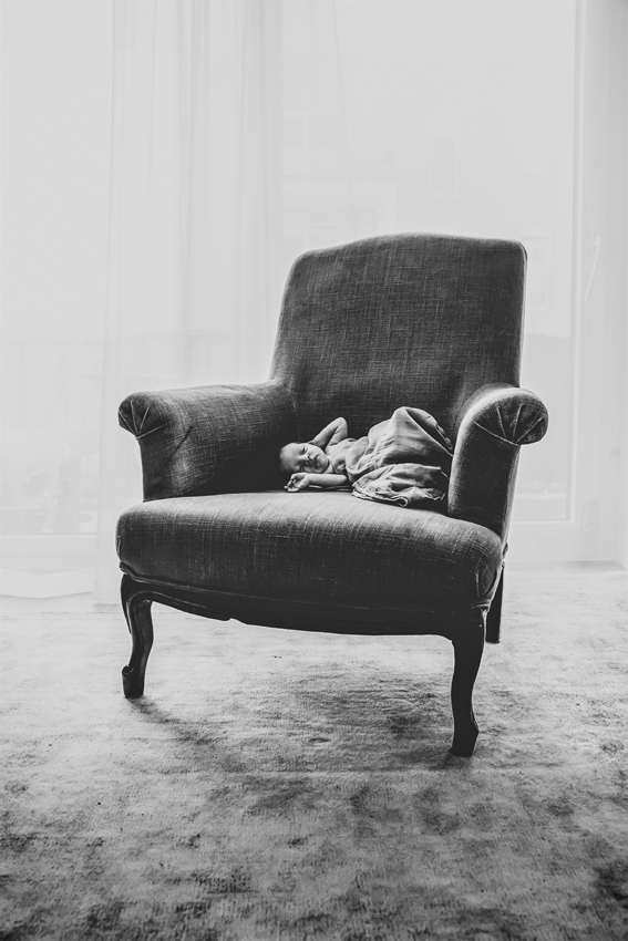 Babyshooting, newbornfotografie, newborshooting, Familyshooting in München, Familienfotgrafin, schwarz weiß Foto