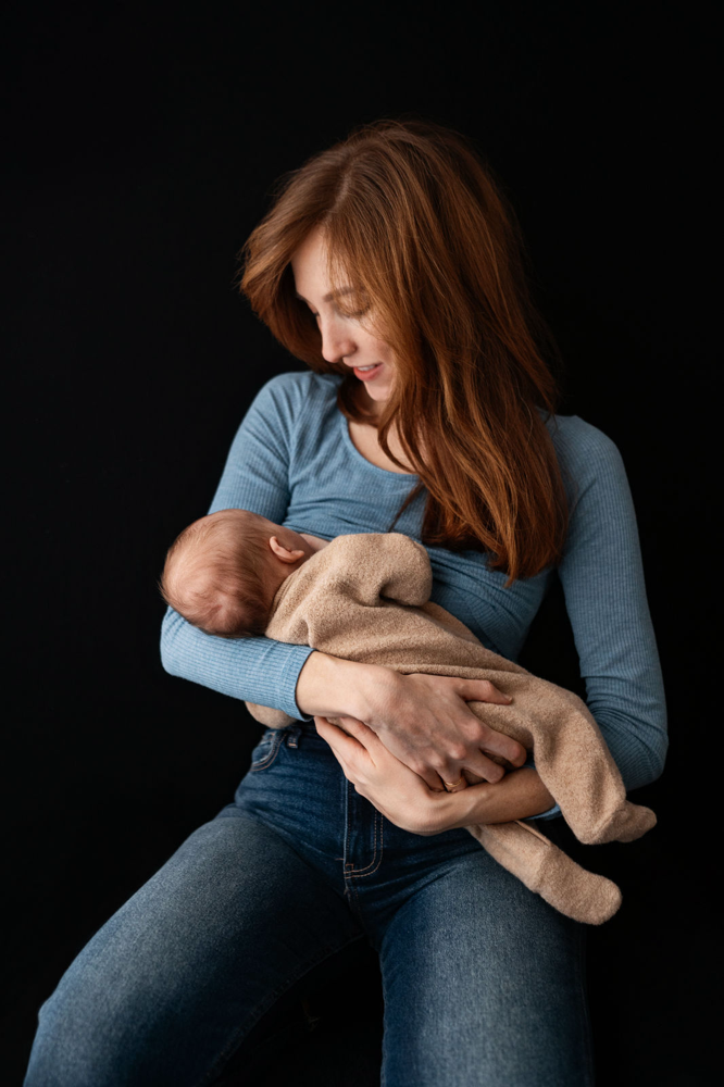 Babyshootin, Aalen, Homestory, Schwäbisch Gmünd, Ostalbkreis, schwarzer Hintergrund, Frau mit Baby blauer Pulli