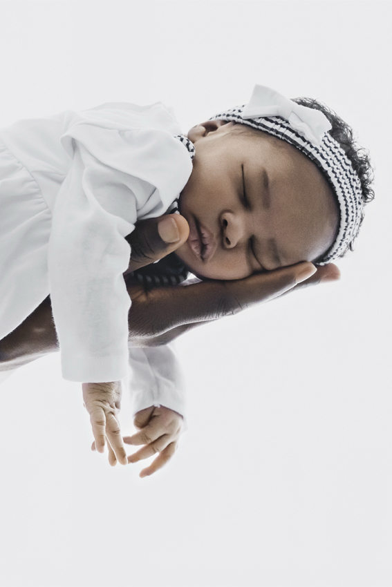 Neugeborenes Baby entspannt zuhause in Aalen – Babyfotografie von Franziska Siedler
