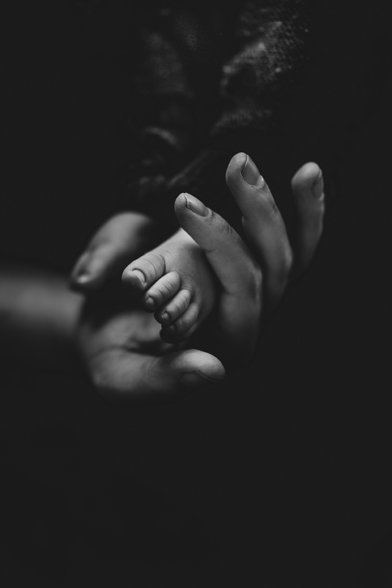 Babyshooting, newbornfotografie, newborshooting, Familyshooting in Aalen, Familienfotgrafin, schwarz weiß foto