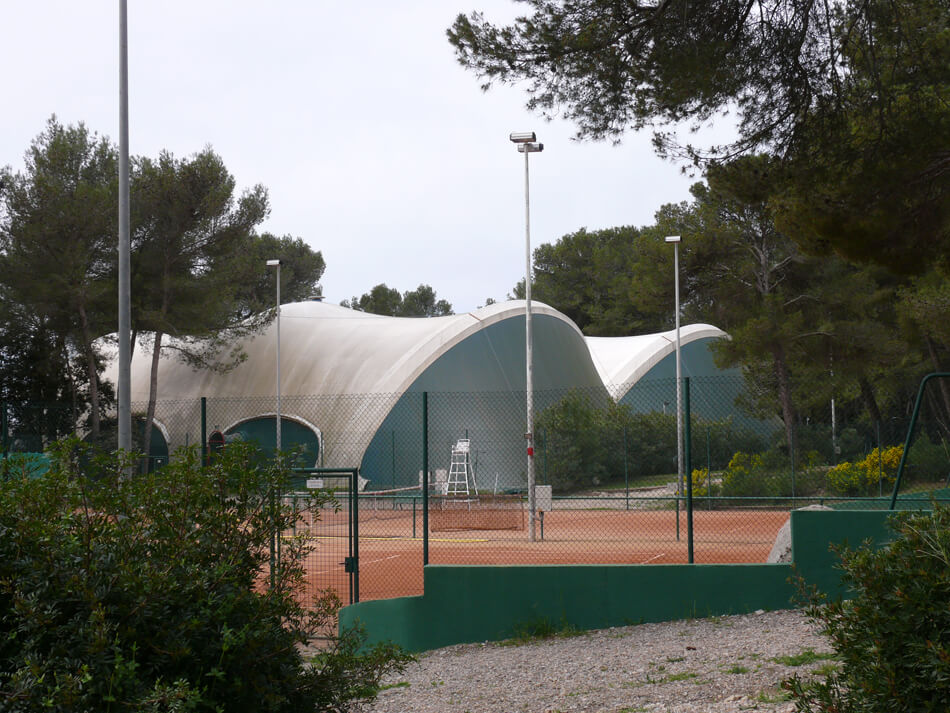 Courts couverts en terre battue