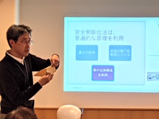 特別養護老人ホームで、完全側臥位法にもとづいた「誤嚥性肺炎と低栄養を防ぐための姿勢研修」を実施