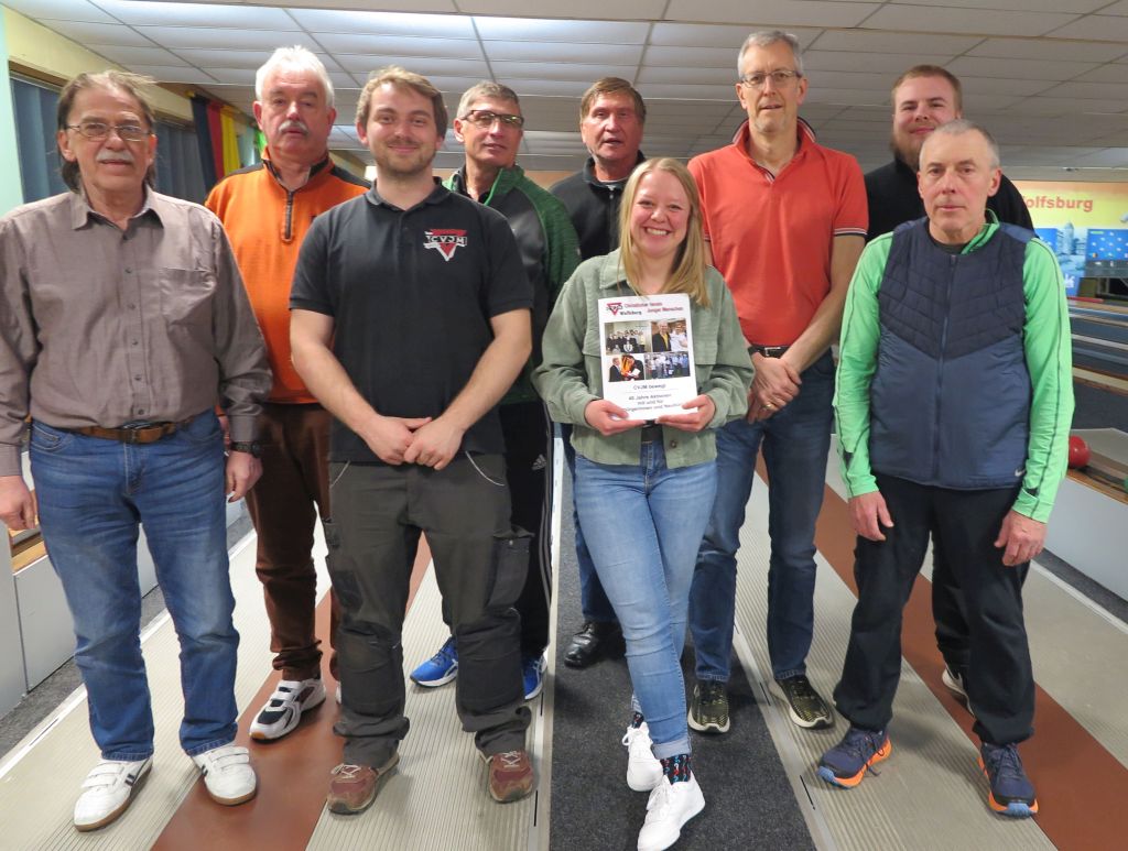 Ronja Schikorr (vom CVJM Landesverband Hannover mit der Dokumentation)+ von links Ferdinand Uecker, Michael Kühn, Arwin Langenstraßen (CVJM , Valeri Seifried, Manfred Wille, Michael Meixner, Jannes Blume (CVJM Landesverband Hannover) und Waldemar Felde