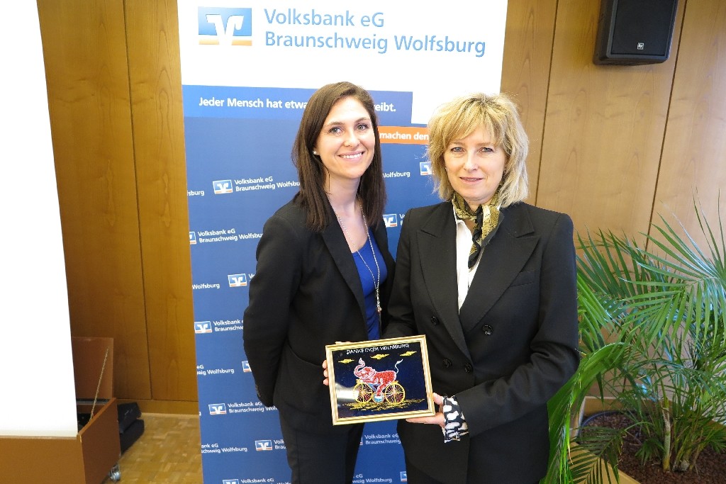 Claudia Kayser (links) und Ines Czok von der Volksbank Braunschweig-Wolfsburg