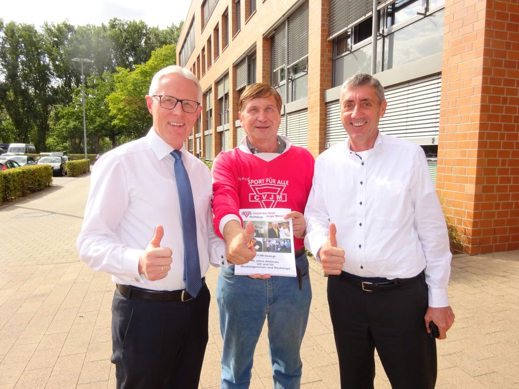 Reinhard Rawe (links) und Norbert Engelhardt vom LandesSportBund Niedersachsen mit Manfred Wille (Mitte)