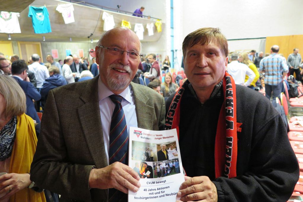 Klaus-Jürgen Diehl von der CVJM-Senioren-Initiative (links) mit Manfred Wille