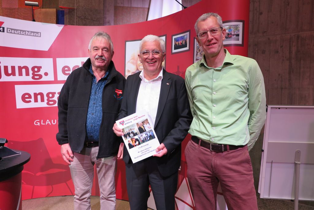 Michael Kühn (von links), der Präsident des deutschen CVJM, Karl-Heinz Stegel, und Michael Miexner