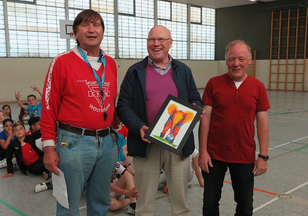 Professor Dr. Wolf-Rüdiger Umbach vom LandesSportbund Niedersachsen mit Dirk Kinne (rechts) und Manfred Wille