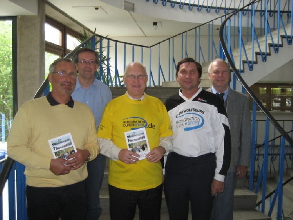 Professor Dr. Wolf-Rüdiger Umbach (mitte mit gelbem Trikot) mit (von links) Karsten Lege, Daniel Janzen, Manfred Wille und Robert Fischer