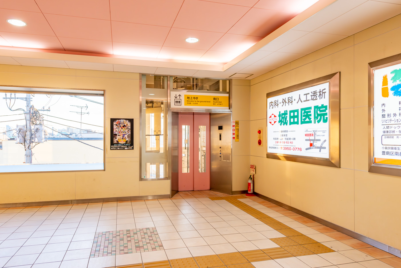 東長崎駅南口のピンクのエレベータ