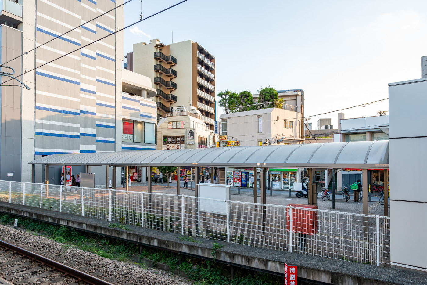 西武池袋線「東長崎」駅ホームから見る南口方面