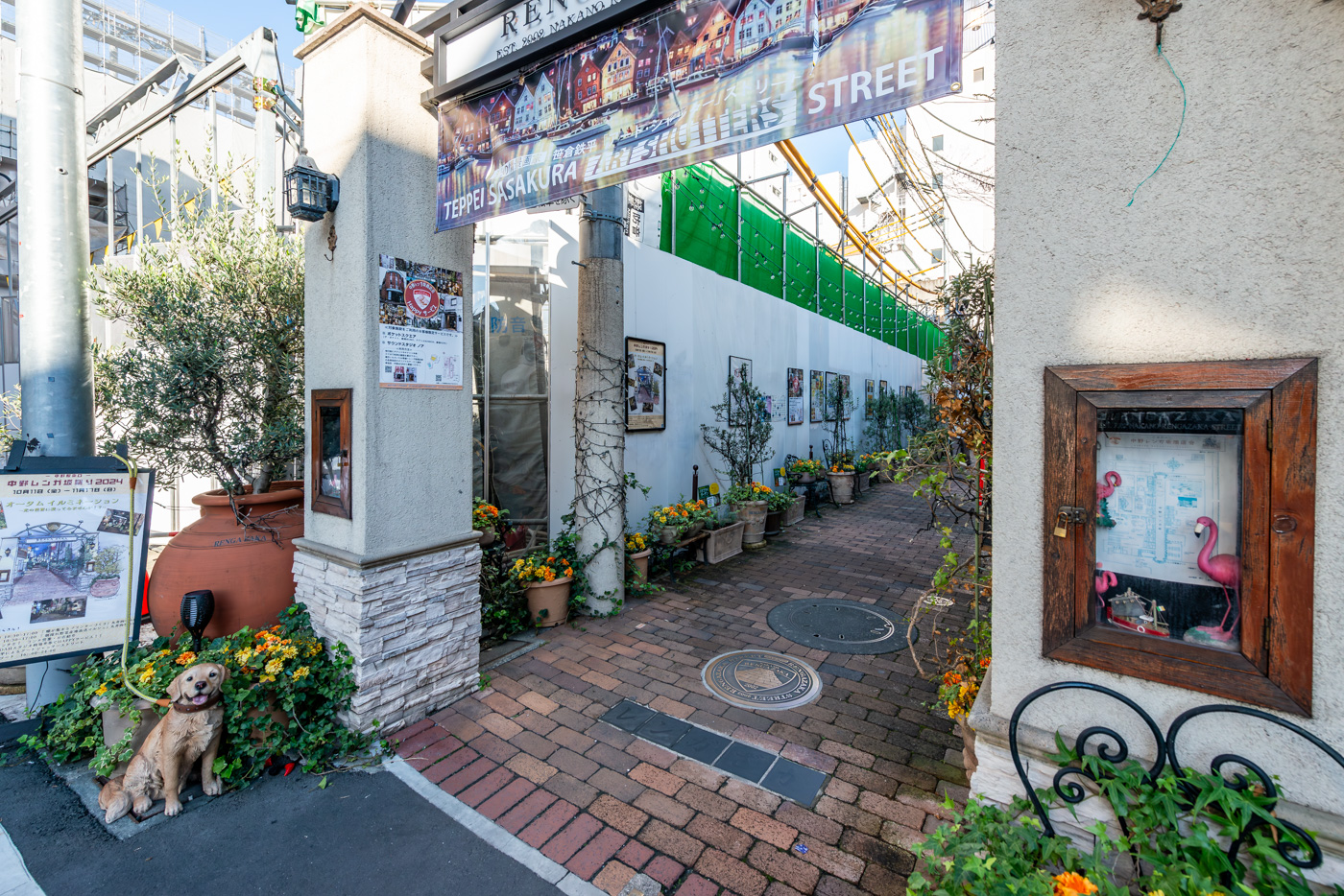 レンガ坂（個性的な飲食店街）（350m）　画像左は再開発中のエリア（新改札口へデッキと広場）