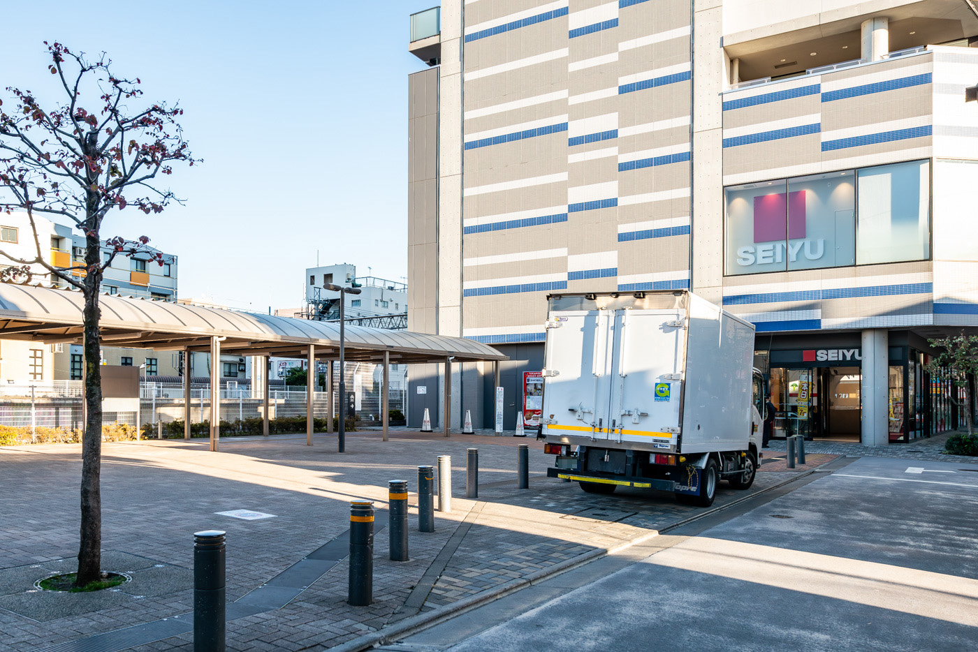 南口そばにある西友　北口には東急があります