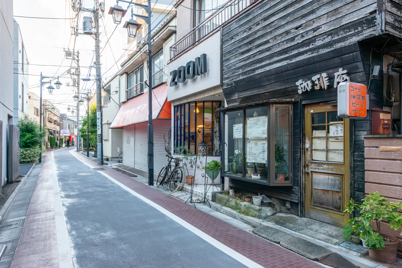 現地へ続く駅前通りの珈琲庵（290m）何となく懐かしい、落ち着いた雰囲気のカフェが多いです