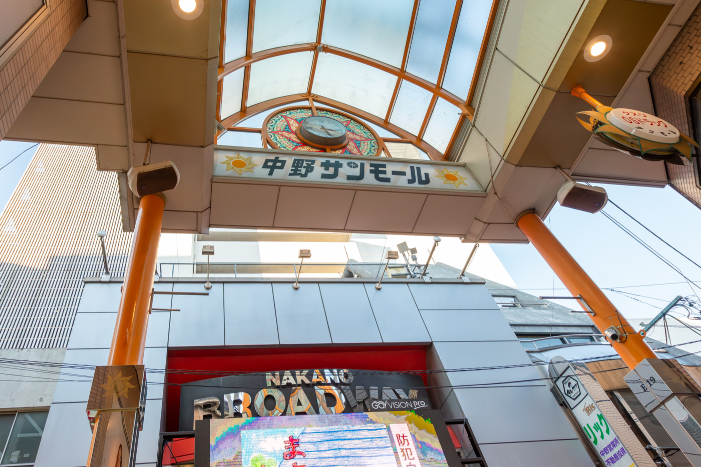 中野駅から続く商店街（サンモール）（650m）