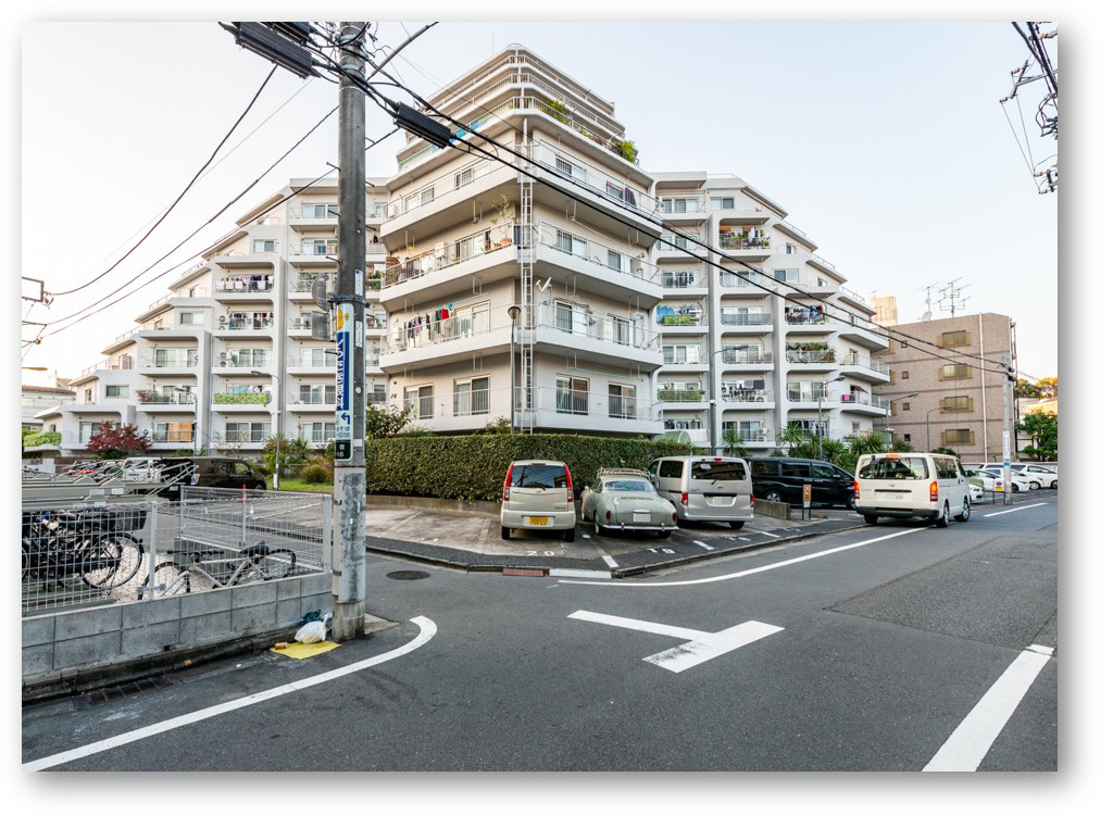 戸山マンションの外観写真（2022年7月撮影）