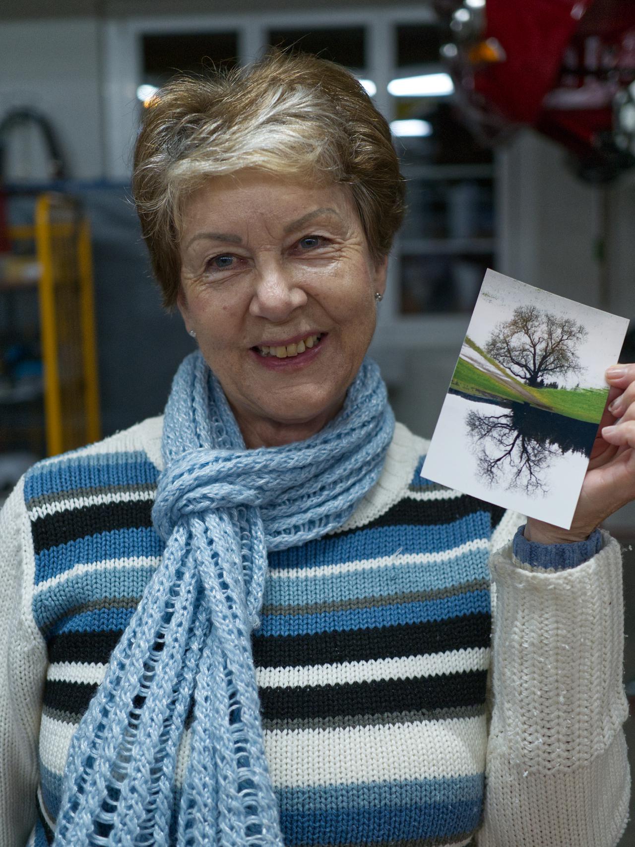 Siegerin Hildegard Falk mit ihrem Bild: Baum