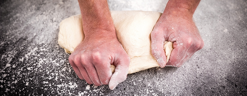 Echtes Bäckerhandwerk: Brot wird von Hand geformt.