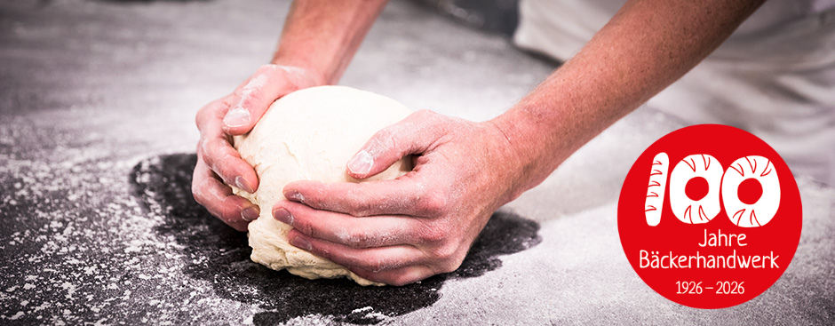 Echtes Bäckerhandwerk: Brot wird von Hand geformt.