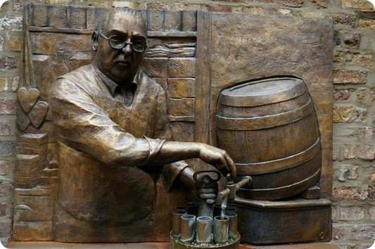 Ein Denkmal im Biergarten erinnert an Kölns lebendige Legende Hans Lommerzheim.