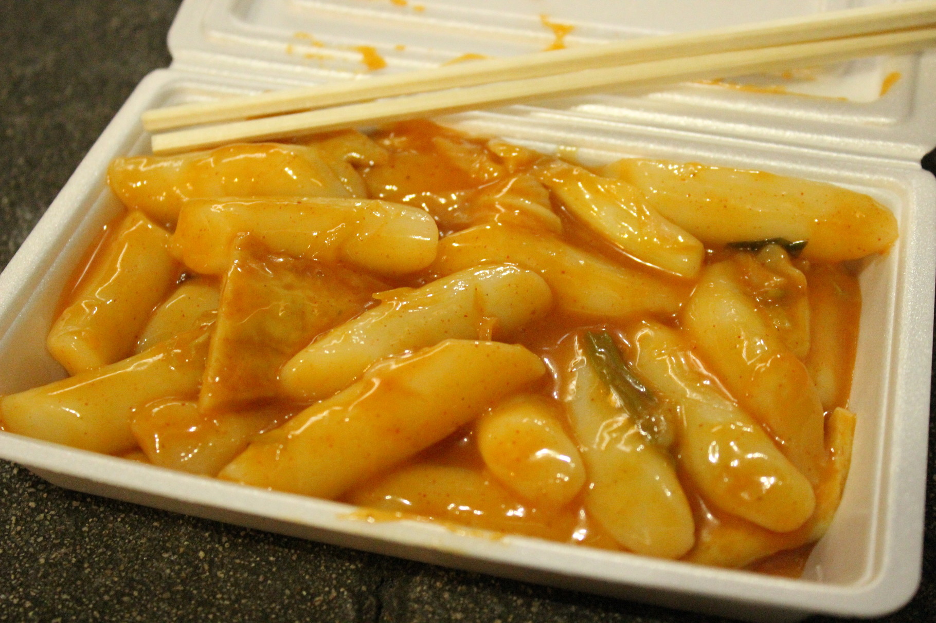 Tteokbokki, der beliebteste koreanische Straßensnack