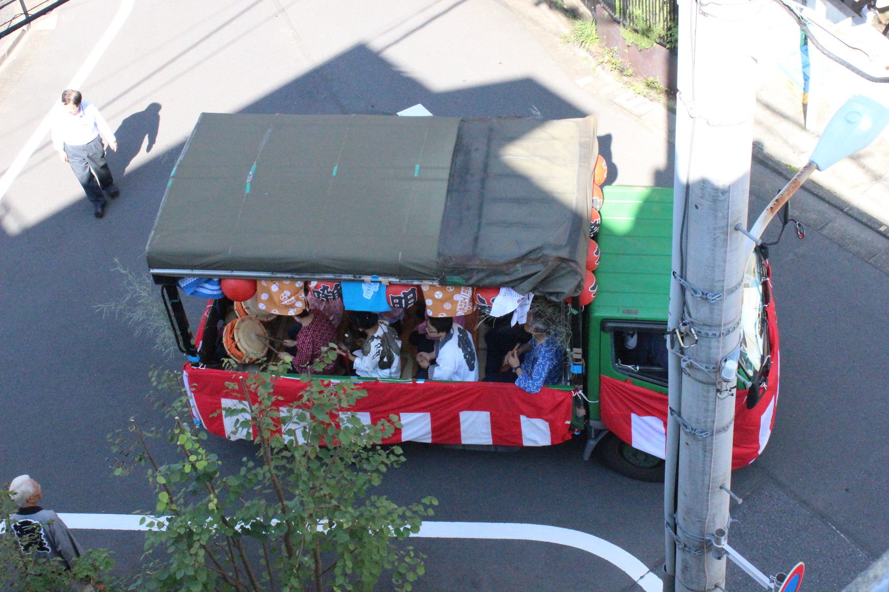 Das Paradenbegleitfahrzeug vor unserem Haus.