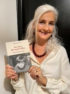 Nathalie JEANNE nous livre un témoignage fort avec « Au pays des merveilles. J’étais maîtresse d’école ». A lire sans modération.