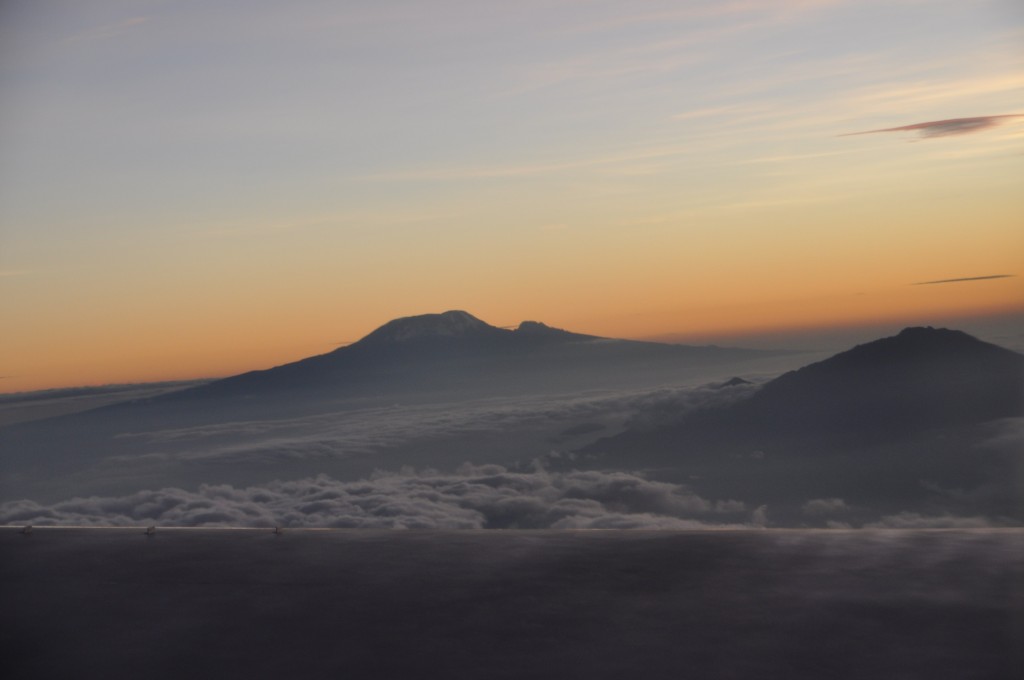 Landeanflug Kilimanjaro im Hintergrund: Mount Meru