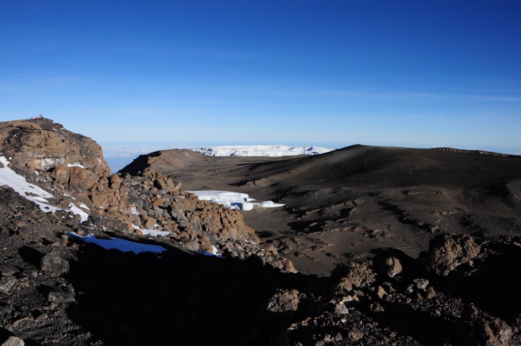 Uhuru Peak - höchster Punkt Afrikas (5.895 m - links oben)
