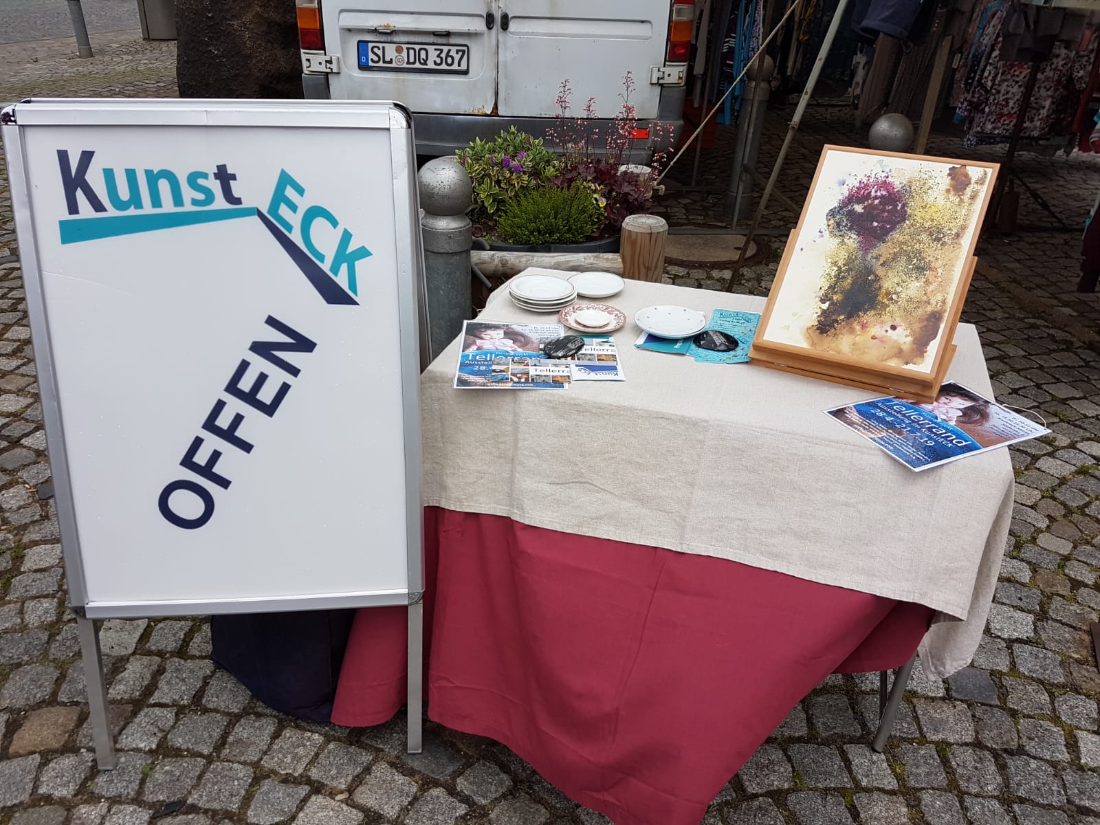 Herzlichen Glückwunsch! Das KunstECK feiert seinen 1. Geburtstag und wir sind dabei! Silke steht für uns auf dem Marktplatz...