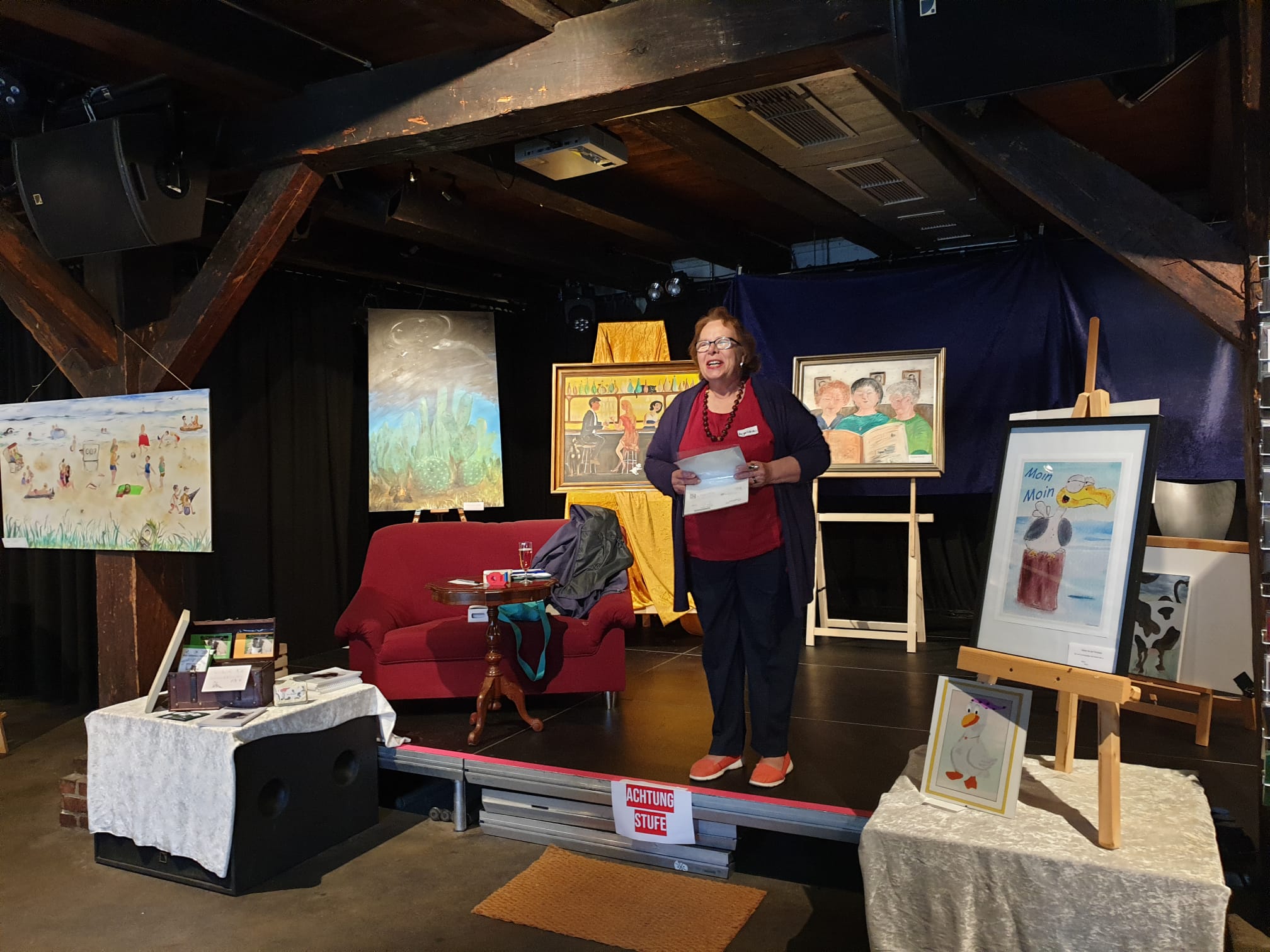 Angelika eröffnet die Ausstellung (Foto: Heike Warming)