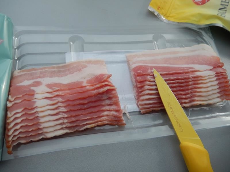 beide Pack Bacon öffnen und auch in der Mitte durchschneiden