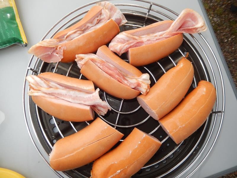 je ein viertel Bacon in die Öffnung der Fleischwurst einlegen