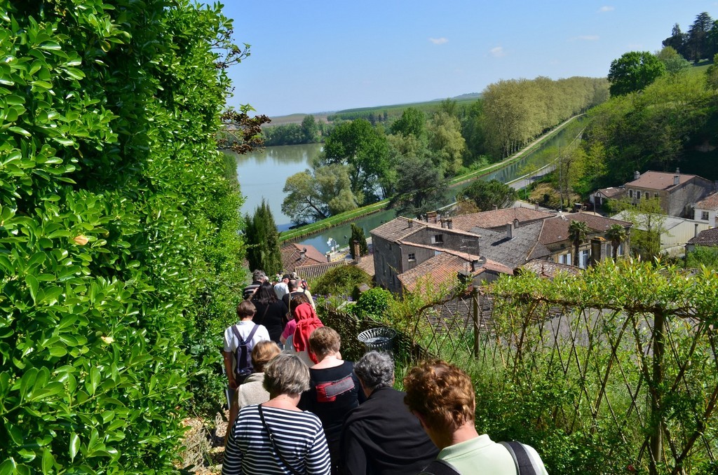 Pas bien large la rue mais déjà un joli point de vue