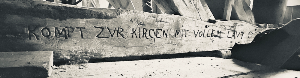 Schriftzug am unteren Balken des Glockenstuhls - Text hundertmal übersehen - dann mit Begeisterung entdeckt!